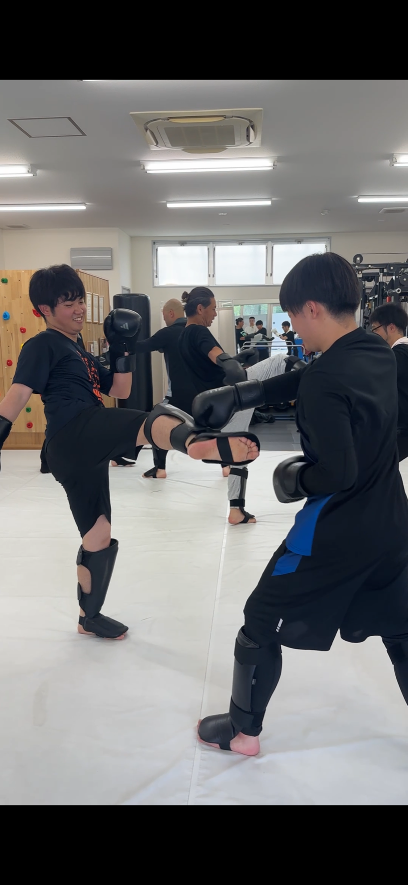 ペアでキックの練習をする参加者