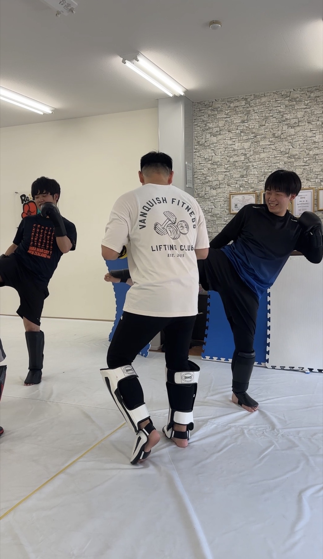笑顔でキックを楽しむ参加者