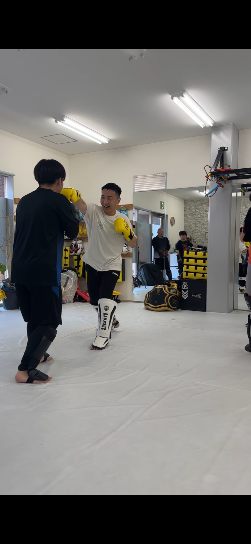 笑顔でパンチを楽しむオヤジキックの参加者