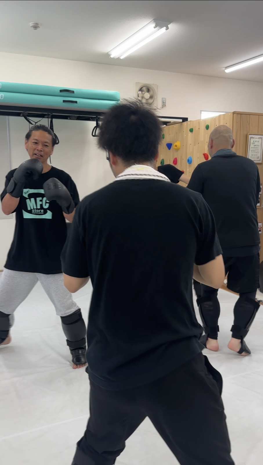 参加者同士で向かい合ってキックボクシングを練習する様子